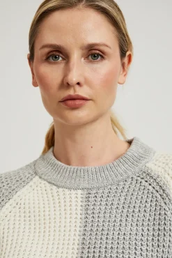 Swetry Szare|Swetry Casual>Moodo Sweter z geometrycznym wzorem biało-szary