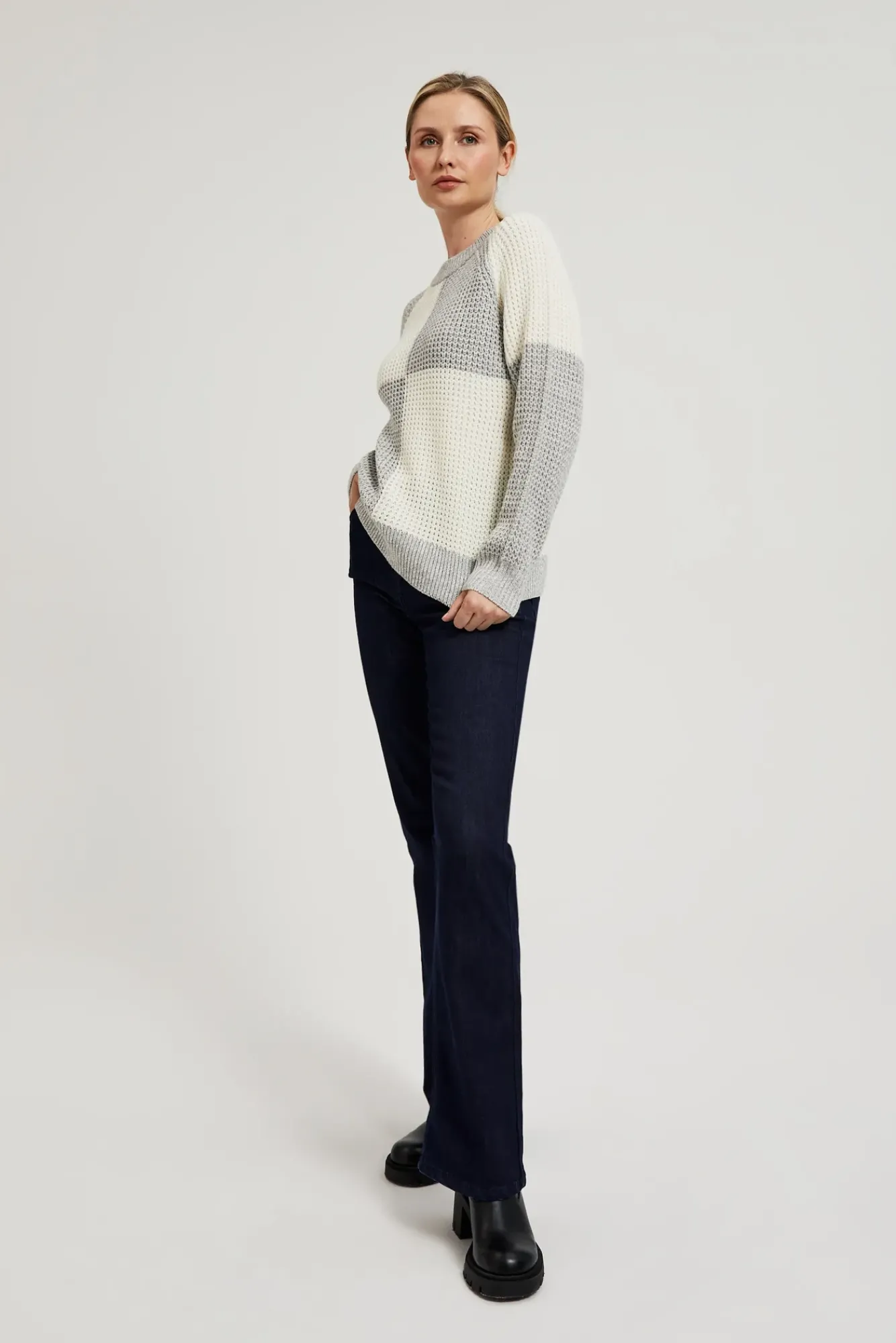 Swetry Szare|Swetry Casual>Moodo Sweter z geometrycznym wzorem biało-szary
