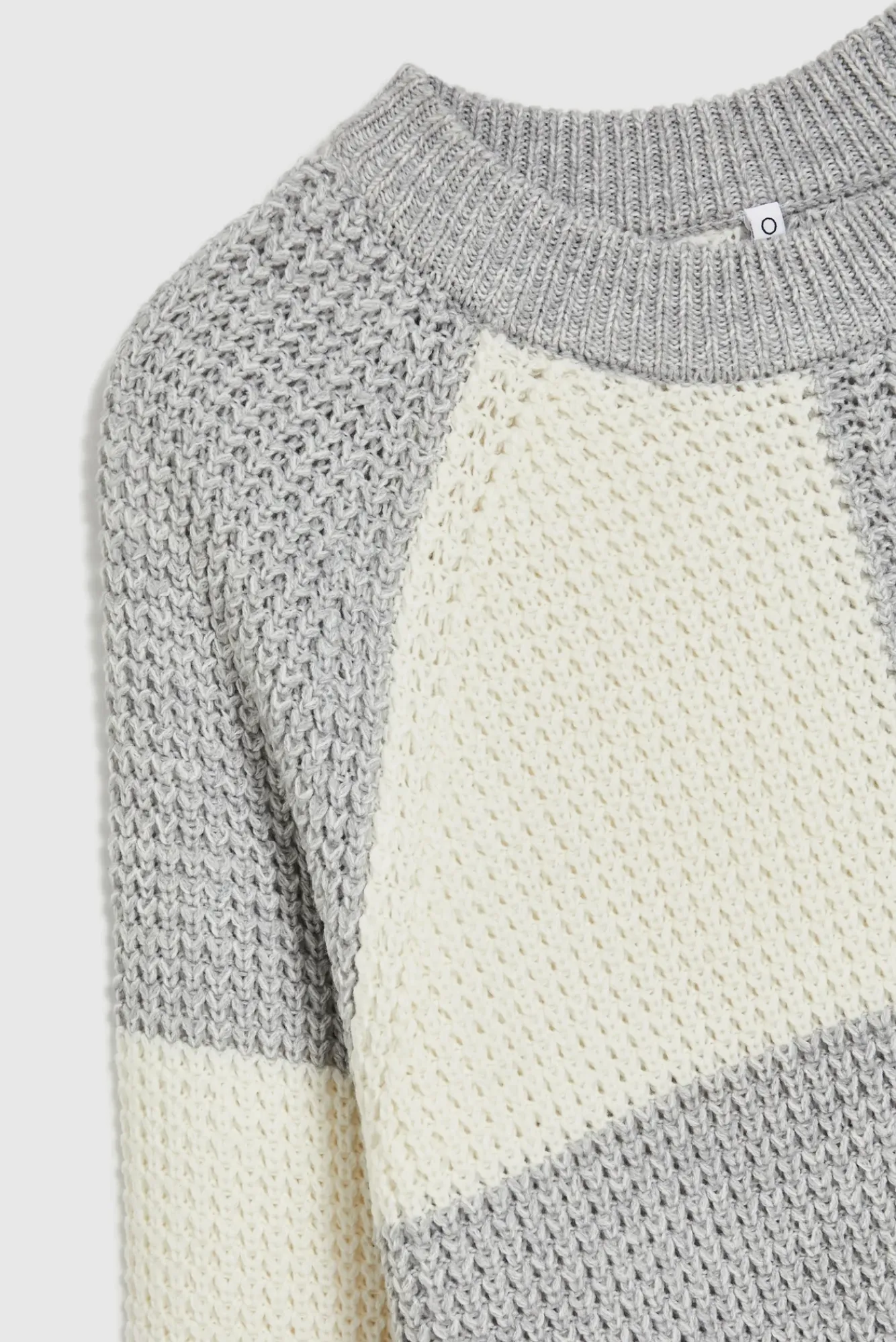 Swetry Szare|Swetry Casual>Moodo Sweter z geometrycznym wzorem biało-szary