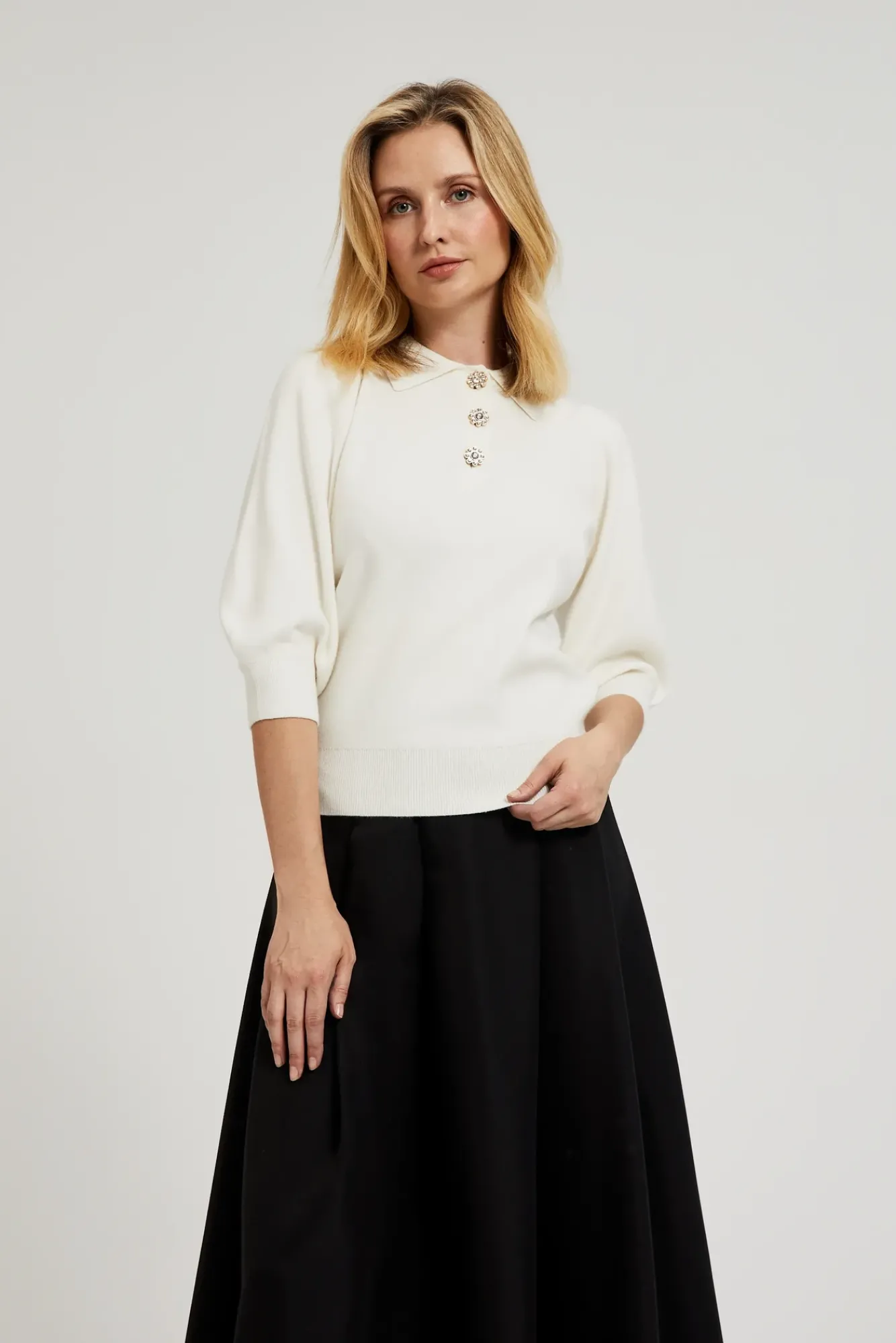 Swetry Eleganckie|Swetry Z Bufkami>Moodo Sweter z krótkimi rękawami i ozdobnymi guzikami ecru