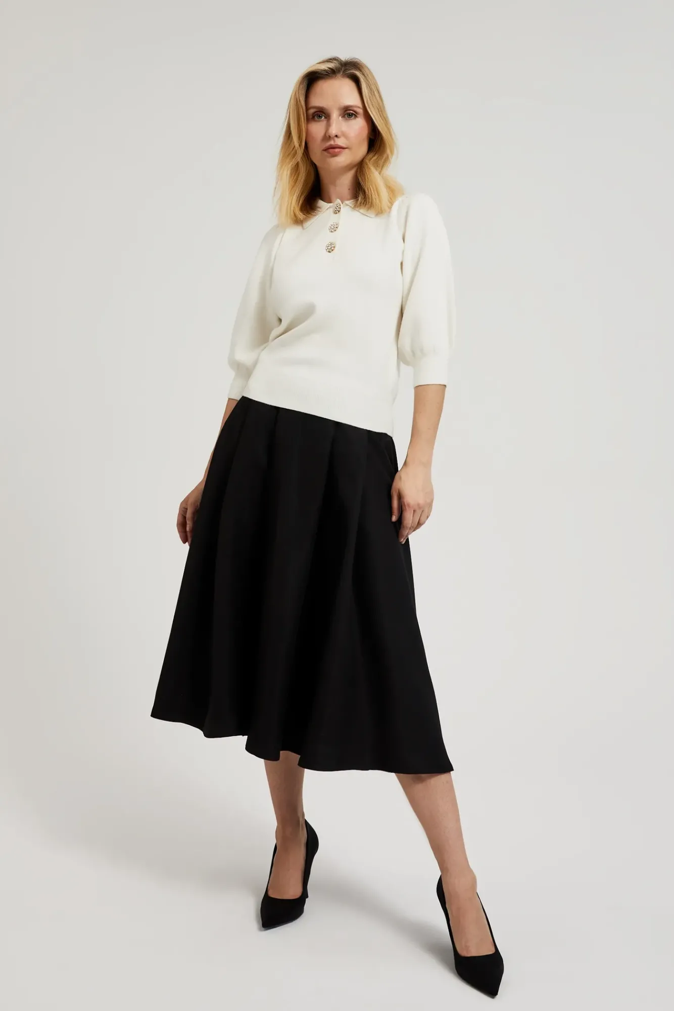 Swetry Eleganckie|Swetry Z Bufkami>Moodo Sweter z krótkimi rękawami i ozdobnymi guzikami ecru
