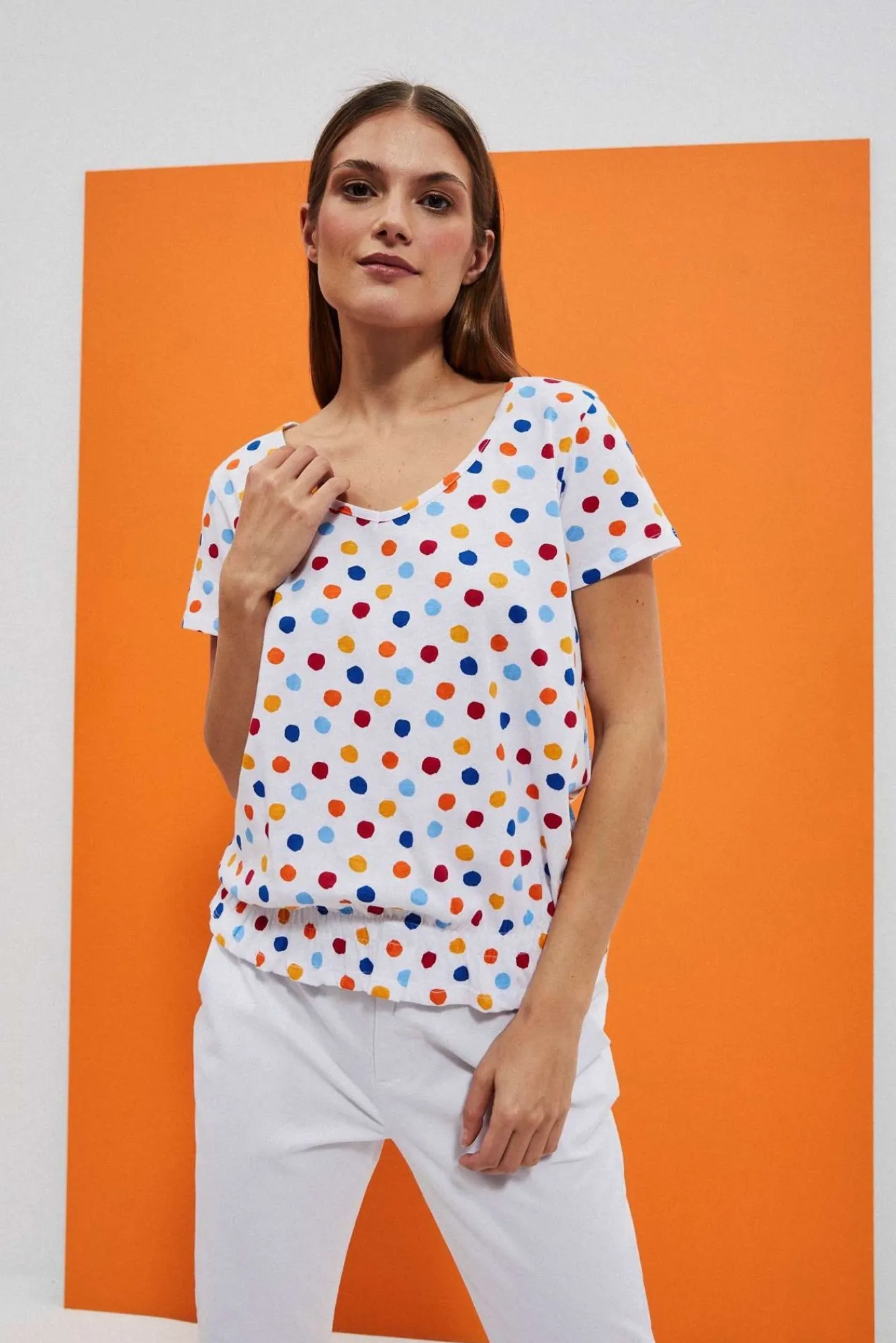 Bluzki Biale|Bluzki Bawełniane>Moodo T-shirt w kolorowe kropki