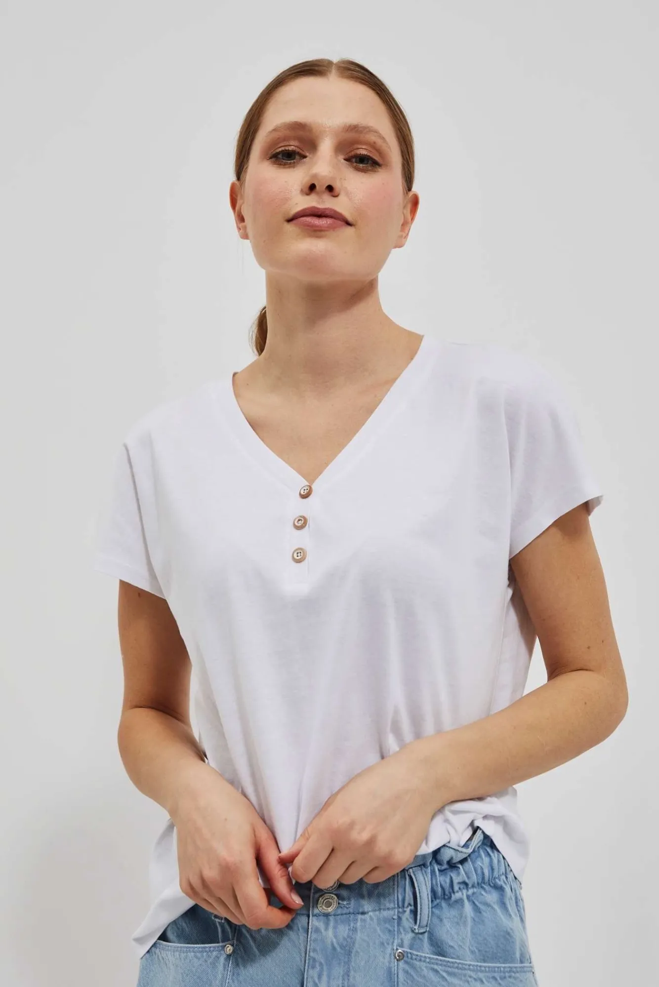 Bluzki Biale|Bluzki Bawełniane>Moodo T-shirt z dekoltem w serek i guzikami biały