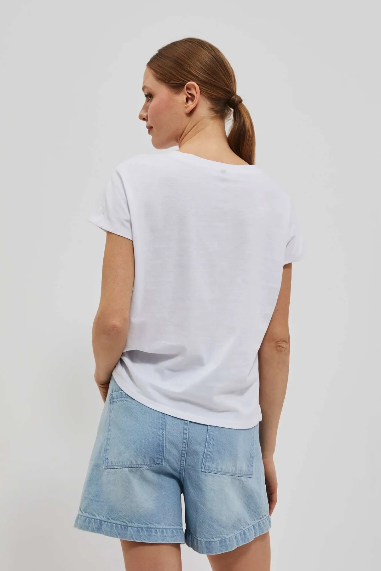 Bluzki Biale|Bluzki Bawełniane>Moodo T-shirt z dekoltem w serek i guzikami biały