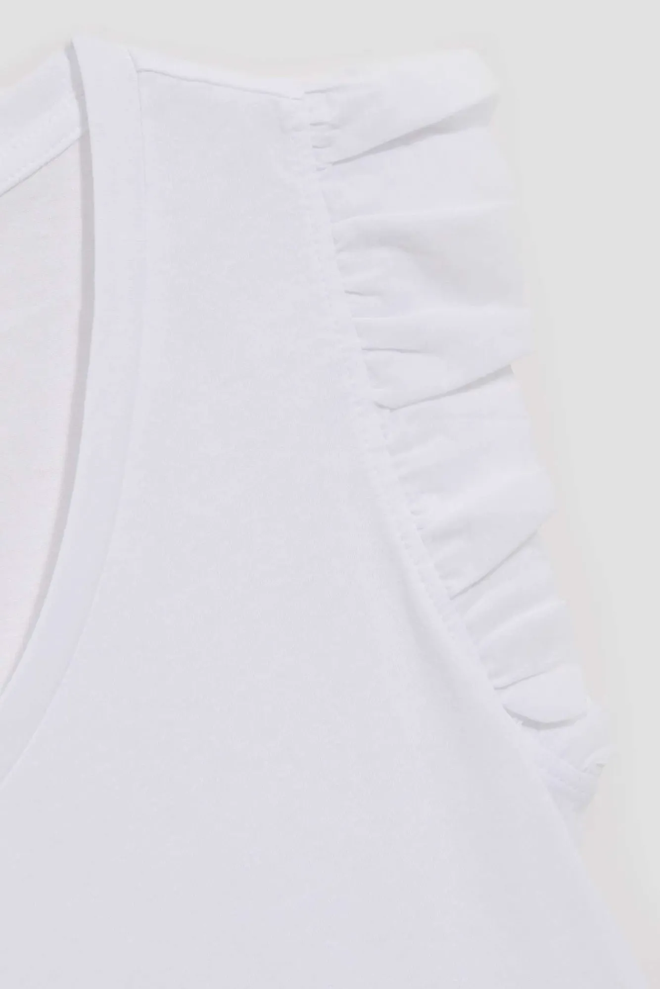 Bluzki Biale|Bluzki Bawełniane>Moodo T-shirt z dekoltem w serek i falbaną na ramionach biały