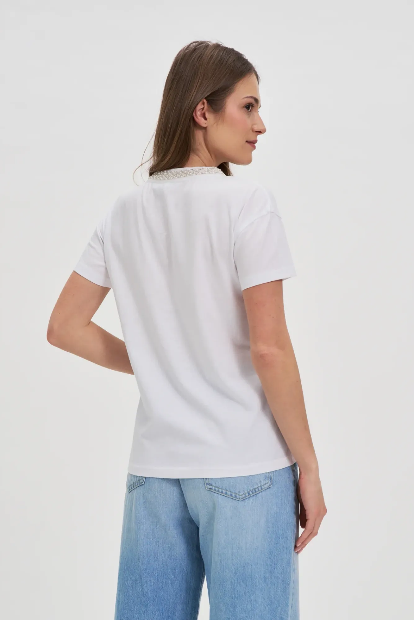 Bluzki Biale|Bluzki Bawełniane>Moodo T-shirt z ozdobnym dekoltem biały